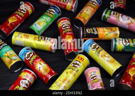 CHARKOW, UKRAINE - 23. NOVEMBER 2020: Pringles Vielfalt der Aromen. Viele Kartondosen mit Pringles Kartoffelchips. Pringles ist eine Kartoffelmarke Stockfoto