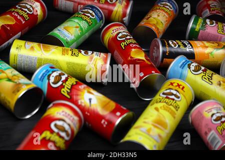 CHARKOW, UKRAINE - 23. NOVEMBER 2020: Pringles Vielfalt der Aromen. Viele Kartondosen mit Pringles Kartoffelchips. Pringles ist eine Kartoffelmarke Stockfoto