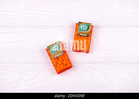 CHARKOW, UKRAINE - 24. NOVEMBER 2020: TIC tac Tropfen mit Orangengeschmack. TIC tacs werden von der italienischen Konditorei Ferrero hergestellt und wurden zuerst produziert Stockfoto