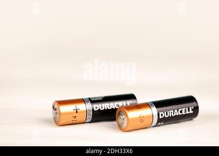 CHARKOW, UKRAINE - 24. NOVEMBER 2020: Duracell-Batterien auf weißem Hintergrund. Duracell ist eine amerikanische Marke von Batterien und intelligente Power-Lösungen man Stockfoto