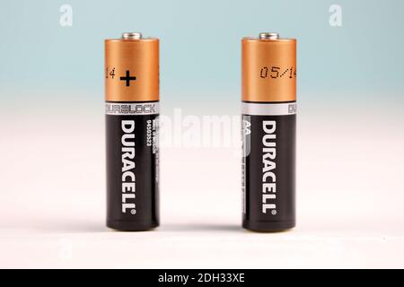 CHARKOW, UKRAINE - 24. NOVEMBER 2020: Duracell-Batterien auf weißem Hintergrund. Duracell ist eine amerikanische Marke von Batterien und intelligente Power-Lösungen man Stockfoto