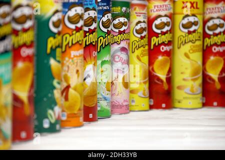 CHARKOW, UKRAINE - 23. NOVEMBER 2020: Pringles Vielfalt der Aromen. Viele Kartondosen mit Pringles Kartoffelchips. Pringles ist eine Kartoffelmarke Stockfoto