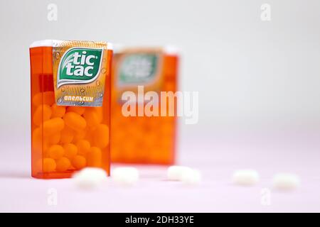 CHARKOW, UKRAINE - 24. NOVEMBER 2020: TIC tac Tropfen mit Orangengeschmack. TIC tacs werden von der italienischen Konditorei Ferrero hergestellt und wurden zuerst produziert Stockfoto