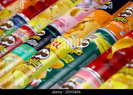 CHARKOW, UKRAINE - 23. NOVEMBER 2020: Pringles Vielfalt der Aromen. Viele Kartondosen mit Pringles Kartoffelchips. Pringles ist eine Kartoffelmarke Stockfoto