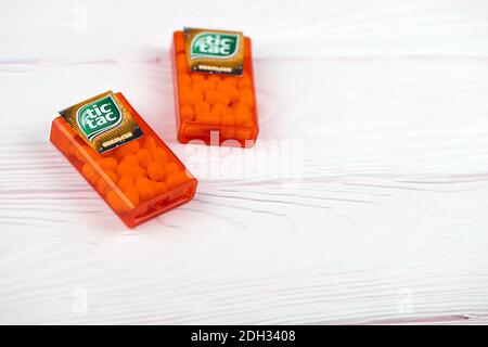 CHARKOW, UKRAINE - 24. NOVEMBER 2020: TIC tac Tropfen mit Orangengeschmack. TIC tacs werden von der italienischen Konditorei Ferrero hergestellt und wurden zuerst produziert Stockfoto