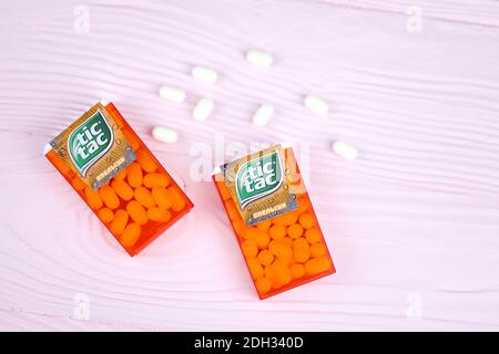 CHARKOW, UKRAINE - 24. NOVEMBER 2020: TIC tac Tropfen mit Orangengeschmack. TIC tacs werden von der italienischen Konditorei Ferrero hergestellt und wurden zuerst produziert Stockfoto