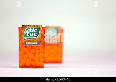 CHARKOW, UKRAINE - 24. NOVEMBER 2020: TIC tac Tropfen mit Orangengeschmack. TIC tacs werden von der italienischen Konditorei Ferrero hergestellt und wurden zuerst produziert Stockfoto