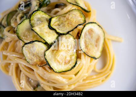 Linguine alla Nerano, typisch für Nerano, ist ein Kampanien (Italien) Gericht, das Sie begeistern wird. Gebratene Zucchini, Spaghetti und ein typischer Käse: Provolone Stockfoto