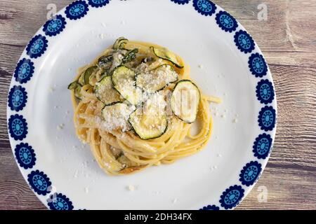 Linguine alla Nerano, typisch für Nerano, ist ein Kampanien (Italien) Gericht, das Sie begeistern wird. Gebratene Zucchini, Spaghetti und ein typischer Käse: Provolone Stockfoto