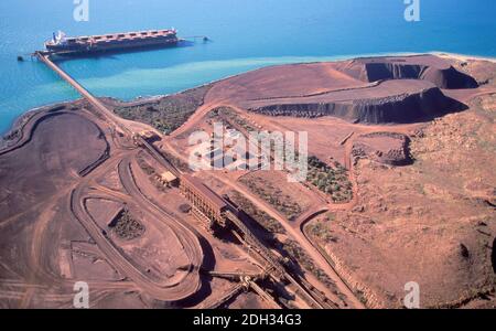 Verladung von Eisenerz auf einem Schiff in Dampier Western Australia. Stockfoto