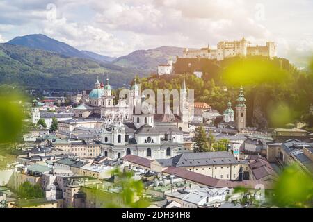 Salzburger Sommerzeit: Panorama-Stadtlandschaft mit Salzach und Altstadt Stockfoto