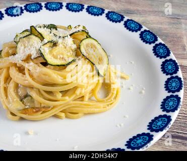 Linguine alla Nerano, typisch für Nerano, ist ein Kampanien (Italien) Gericht, das Sie begeistern wird. Gebratene Zucchini, Spaghetti und ein typischer Käse: Provolone Stockfoto