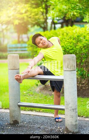 Asiatische sport junge Recken auf Eisen Bar im Garten Stockfoto