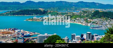 WELLINGTON, NEUSEELAND - 25. Feb 2020: Blick am Nachmittag im Sommer über die Stadt und den Hafen zum beliebten Innenstadtstrand bei Orien Stockfoto