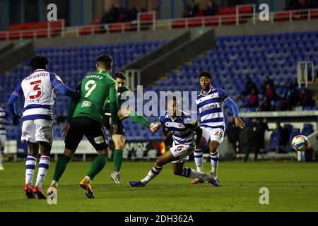 Reading, Großbritannien. Dezember 2020. Jon Toral von Birmingham City (c) erzielt seinen Teams das erste Tor. EFL Skybet Championship match, Reading gegen Birmingham City im Madejski Stadium in Reading am Mittwoch, den 9. Dezember 2020. Dieses Bild darf nur für redaktionelle Zwecke verwendet werden. Nur redaktionelle Verwendung, Lizenz für kommerzielle Nutzung erforderlich. Keine Verwendung in Wetten, Spiele oder ein einzelner Club / Liga / Spieler Publikationen. PIC von Steffan Bowen / Andrew Orchard Sport Fotografie / Alamy Live News Kredit: Andrew Orchard Sport Fotografie / Alamy Live News Stockfoto