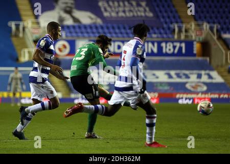 Reading, Großbritannien. Dezember 2020. Jon Toral von Birmingham City (c) erzielt seinen Teams 2. Tor. EFL Skybet Championship match, Reading gegen Birmingham City im Madejski Stadium in Reading am Mittwoch, den 9. Dezember 2020. Dieses Bild darf nur für redaktionelle Zwecke verwendet werden. Nur redaktionelle Verwendung, Lizenz für kommerzielle Nutzung erforderlich. Keine Verwendung in Wetten, Spiele oder ein einzelner Club / Liga / Spieler Publikationen. PIC von Steffan Bowen / Andrew Orchard Sport Fotografie / Alamy Live News Kredit: Andrew Orchard Sport Fotografie / Alamy Live News Stockfoto