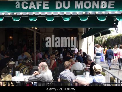 NEW ORLEANS,LA/USA -03-21-2014: Die Leute versammelten sich im berühmten Cafe Du Monde im New Orleans French Quarter Stockfoto