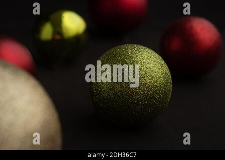 Weihnachtsschmuck Kugeln sind Dekorationen in der Regel aus geblasenem Glas, Metall, Holz, geblasenen Kunststoffen, geschäumtes Polystyrol oder Keramik, die verwendet werden t Stockfoto