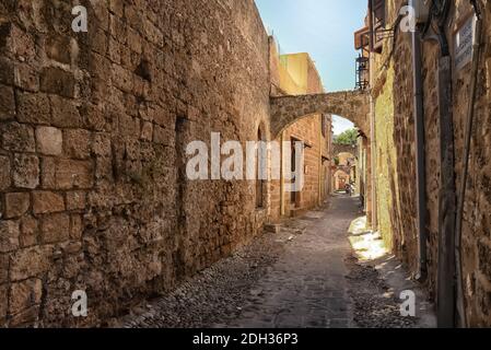 Mittelalterliche Mauern der Straßen der alten Stadt Rhodos Stockfoto