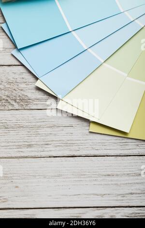 Farbmuster zeigen verschiedene Blau- und Grüntöne auf rustikaler Holzoberfläche als Inspiration für das Design Stockfoto