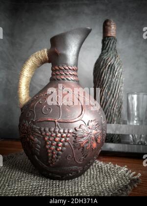 Keramik-Weinkrug aus rotem Ton. Stockfoto