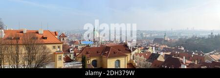 Panoramablick auf die Kleinseite vom Aussichtspunkt in der Nähe der Neuen Burg Treppe auf dem Hradcany Platz in Prag, Tschechische Republik. Stockfoto