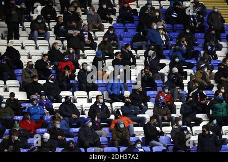 Reading, Großbritannien. Dezember 2020. Eine allgemeine Ansicht der Reading-Fans im Stand als Fans zum Fußball zurückkehren.EFL Skybet Championship match, Reading gegen Birmingham City im Madejski Stadium in Reading am Mittwoch, 9. Dezember 2020. Dieses Bild darf nur für redaktionelle Zwecke verwendet werden. Nur redaktionelle Verwendung, Lizenz für kommerzielle Nutzung erforderlich. Keine Verwendung in Wetten, Spiele oder ein einzelner Club / Liga / Spieler Publikationen. PIC von Steffan Bowen / Andrew Orchard Sport Fotografie / Alamy Live News Kredit: Andrew Orchard Sport Fotografie / Alamy Live News Stockfoto