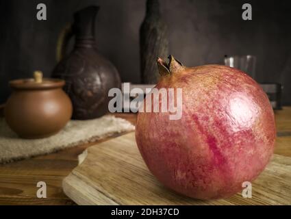 Reife saftige Frucht Granatapfel auf dem Tisch Stockfoto
