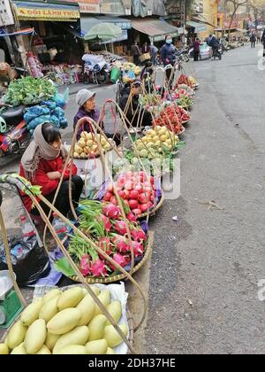 Hanoi, Vietnam - 26. Februar 2020: Frisches Obst und Gemüse Straßenverkäufer in Hanoi Stockfoto