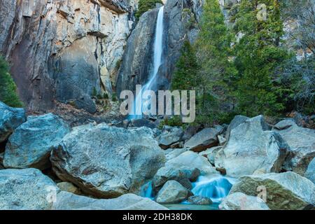 Szenische Aufnahme des Yosemite Falls Wasserfalls im Yosemite National Park Stockfoto