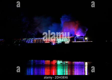 Quorn, Leicestershire, Großbritannien. Dezember 2020. Ein beleuchteter Dampfzug fährt während der Great Central Railway Winter Wonderlights Weihnachtsveranstaltung über das swithland Reservoir. Credit Darren Staples/Alamy Live News. Stockfoto