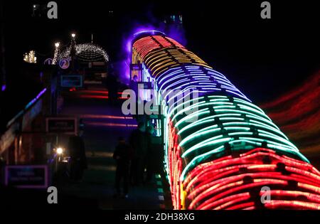 Quorn, Leicestershire, Großbritannien. Dezember 2020. Eine beleuchtete Dampfeisenbahn steht im Bahnhof während der Great Central Railway Winter Wonderlights Weihnachtsveranstaltung. Credit Darren Staples/Alamy Live News. Stockfoto