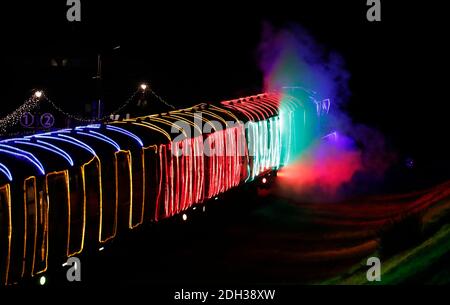 Quorn, Leicestershire, Großbritannien. Dezember 2020. Eine beleuchtete Dampfeisenbahn steht im Bahnhof während der Great Central Railway Winter Wonderlights Weihnachtsveranstaltung. Credit Darren Staples/Alamy Live News. Stockfoto