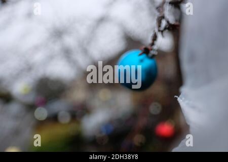 Nahaufnahme Weitaufnahme eines kleinen weihnachtsornaments, das an einem Baum auf der Straße vor einem Familienhaus hing. Einwohner von Cambridge Stadt machen ihre neig Stockfoto