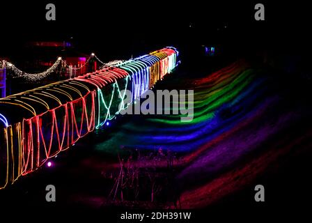 Quorn, Leicestershire, Großbritannien. Dezember 2020. Eine beleuchtete Dampfeisenbahn steht im Bahnhof während der Great Central Railway Winter Wonderlights Weihnachtsveranstaltung. Credit Darren Staples/Alamy Live News. Stockfoto