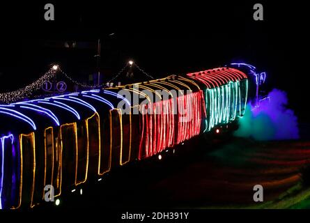 Quorn, Leicestershire, Großbritannien. Dezember 2020. Eine beleuchtete Dampfeisenbahn steht im Bahnhof während der Great Central Railway Winter Wonderlights Weihnachtsveranstaltung. Credit Darren Staples/Alamy Live News. Stockfoto