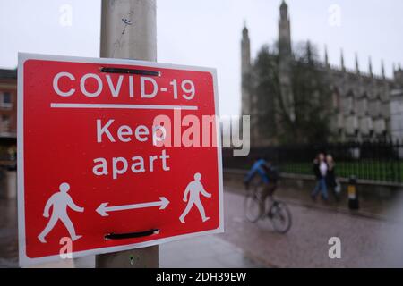 Rotes Schild mit der Aufschrift Keep Apart, Verweis auf obligatorische soziale Distanzierung im vereinigten Königreich beacuse des Coronavirus Ausbruch. Außerhalb des Fokus Kirche in Stockfoto