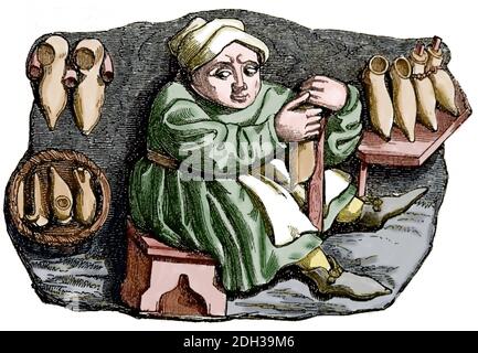 Mittelalter. Europa. Ein Kabelwischerschuh, der Schuhe anstellt. Gravur. Spätere Färbung. Stockfoto