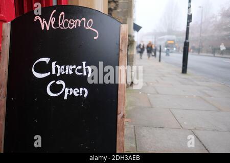 Schild Saying Welcome Church Open darauf hinweist, dass die öffentliche christliche Kirche offen ist und die Gläubigen während der covid 19 globalen Pandemie willkommen. Churc Stockfoto