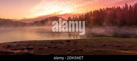 Schöner Morgen mit aufgehender Sonne am See Stockfoto