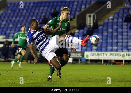 Reading, Großbritannien. Dezember 2020. Yakou Meite von Reading (L) erzielt seinen Teams den 1. Tor. EFL Skybet Championship match, Reading gegen Birmingham City im Madejski Stadium in Reading am Mittwoch, den 9. Dezember 2020. Dieses Bild darf nur für redaktionelle Zwecke verwendet werden. Nur redaktionelle Verwendung, Lizenz für kommerzielle Nutzung erforderlich. Keine Verwendung in Wetten, Spiele oder ein einzelner Club / Liga / Spieler Publikationen. PIC von Steffan Bowen / Andrew Orchard Sport Fotografie / Alamy Live News Kredit: Andrew Orchard Sport Fotografie / Alamy Live News Stockfoto