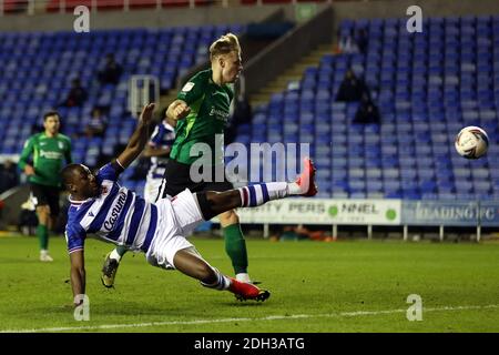 Reading, Großbritannien. Dezember 2020. Yakou Meite von Reading (L) erzielt seinen Teams den 1. Tor. EFL Skybet Championship match, Reading gegen Birmingham City im Madejski Stadium in Reading am Mittwoch, den 9. Dezember 2020. Dieses Bild darf nur für redaktionelle Zwecke verwendet werden. Nur redaktionelle Verwendung, Lizenz für kommerzielle Nutzung erforderlich. Keine Verwendung in Wetten, Spiele oder ein einzelner Club / Liga / Spieler Publikationen. PIC von Steffan Bowen / Andrew Orchard Sport Fotografie / Alamy Live News Kredit: Andrew Orchard Sport Fotografie / Alamy Live News Stockfoto