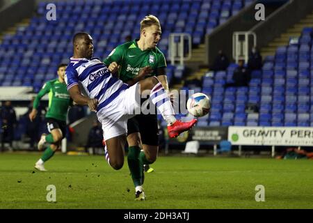 Reading, Großbritannien. Dezember 2020. Yakou Meite von Reading (L) erzielt seinen Teams den 1. Tor. EFL Skybet Championship match, Reading gegen Birmingham City im Madejski Stadium in Reading am Mittwoch, den 9. Dezember 2020. Dieses Bild darf nur für redaktionelle Zwecke verwendet werden. Nur redaktionelle Verwendung, Lizenz für kommerzielle Nutzung erforderlich. Keine Verwendung in Wetten, Spiele oder ein einzelner Club / Liga / Spieler Publikationen. PIC von Steffan Bowen / Andrew Orchard Sport Fotografie / Alamy Live News Kredit: Andrew Orchard Sport Fotografie / Alamy Live News Stockfoto