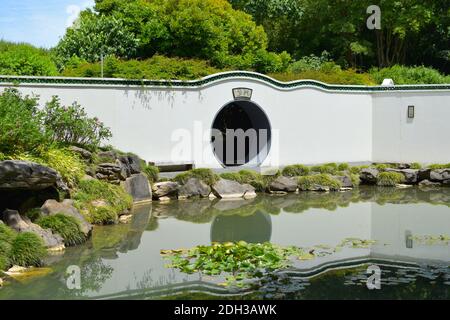 HAMILTON, NEUSEELAND - 02. Dez 2020: Blick auf den Eingang des Chinese Scholars Garden in Hamilton Gardens Stockfoto