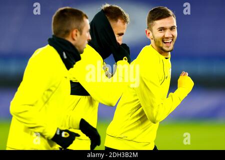 9. Dezember 2020; King Power Stadium, Leicester, Midlands, England; UEFA Europa League, Leicester City gegen AEK Athen; AEK Athen Spieler teilen einen Witz während der AEK Athen Pre-Match Trainingseinheit Stockfoto