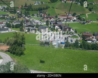 Stubaital, Innsbruck-Land, Tirol, Österreich, 7. Juli 2020: Sommerblick von der Seilbahn Elfer auf Parkplatz und Neustift im Stubaital in Stubai Stockfoto