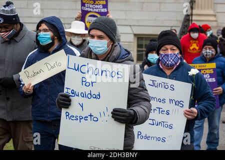 Dez. 2020. Cambridge, MA. Aktivisten, Arbeiter und Gemeindemitglieder versammelten sich an der Harvard University und marschierten um den Harvard Square, um gegen Harva zu protestieren Stockfoto