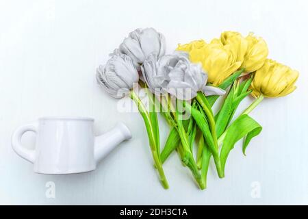 Bouquet von frischen Tulpen Blumen in der trendigen Farbe des Jahres 2021 Ultimate Grau und leuchtet auf weißem Hintergrund gefärbt. Flach, oben liegend, Kopieplatz. Stockfoto