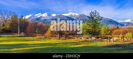 Herbstlandschaft in Bansko, Bulgarien Stockfoto