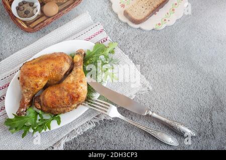 Gebackenes Hähnchenschlagstock auf einem Teller mit Kräutern. Stockfoto